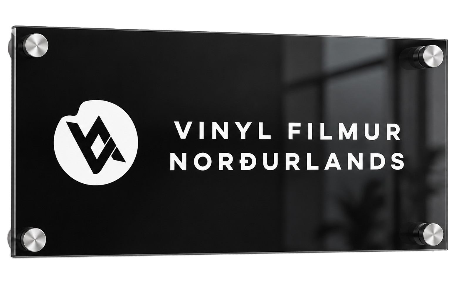 Svart skilti með hvítu merki og nafni Vinyl Filmur Norðurlands