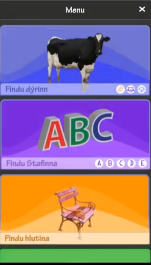 Valmynd leiksins með flokkum fyrir dýr, stafi og hluti, sýndum með kú, ABC stöfum og bekk.
